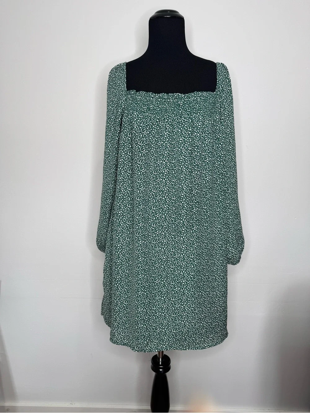Abercrombie & Fitch Green Floral Long-Sleeve Smocked Dress. Size L - Picture 4 of 16
